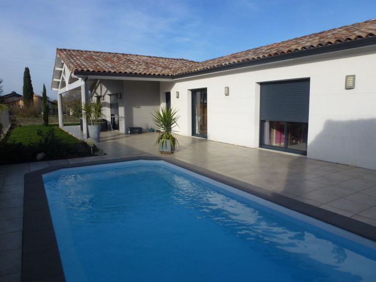 house 5 Rooms for sale on LAVAUR (81500)