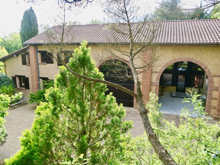 house 9 Rooms for sale on TOULOUSE (31000)