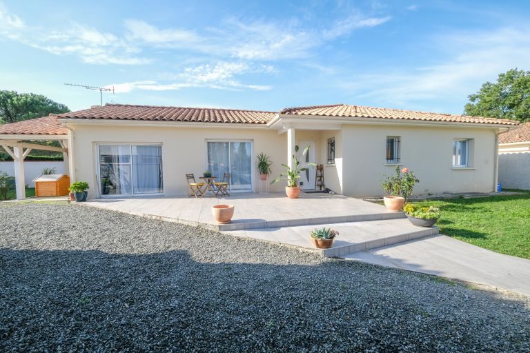 house 5 Rooms for sale on LAVAUR (81500)
