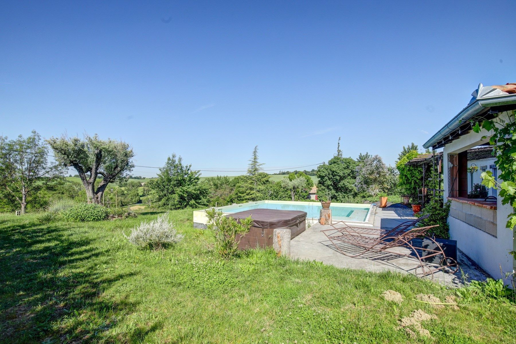 house 8 Rooms for sale on LAVAUR (81500)