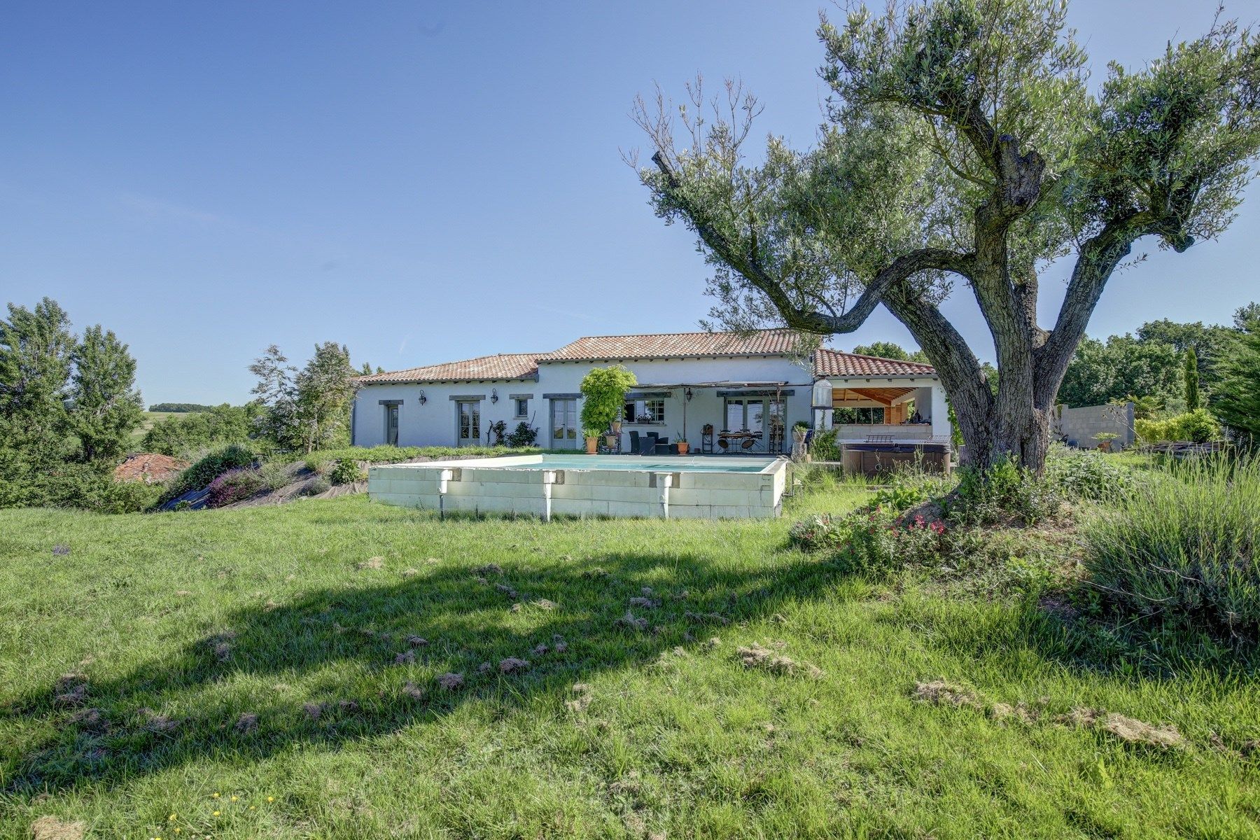 house 8 Rooms for sale on LAVAUR (81500)