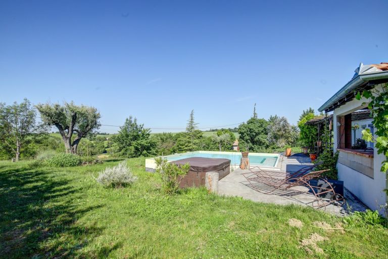 house 8 Rooms for sale on LAVAUR (81500)