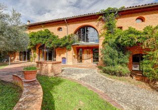 house 12 Rooms for sale on LAYRAC SUR TARN (31340)