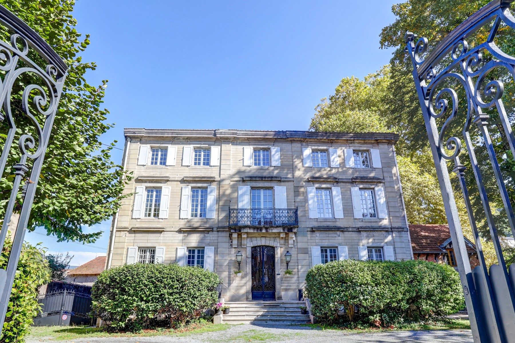 house 15 Rooms for sale on MAZAMET (81200)