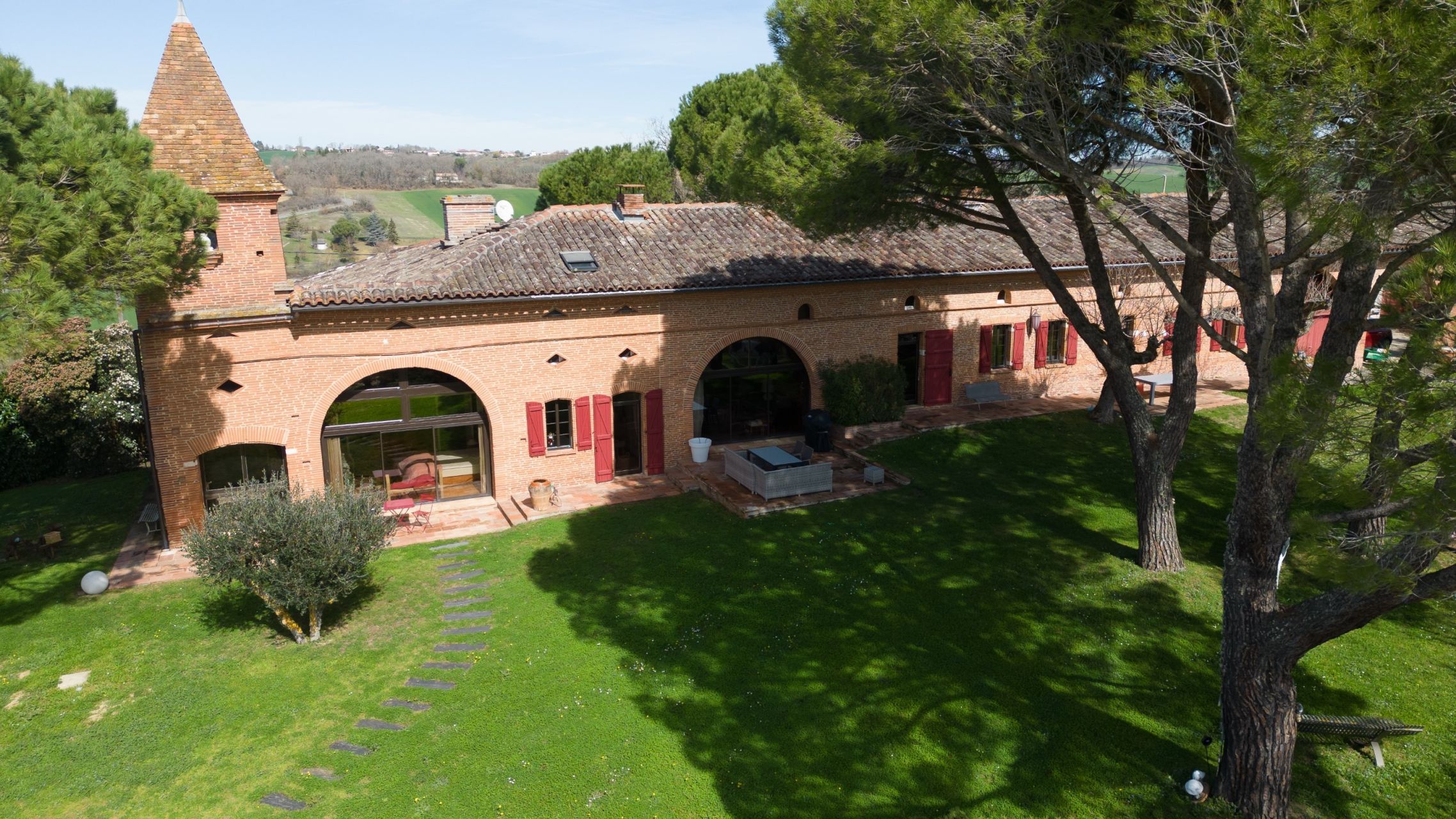 farm complex 14 Rooms for sale on VERFEIL (31590)