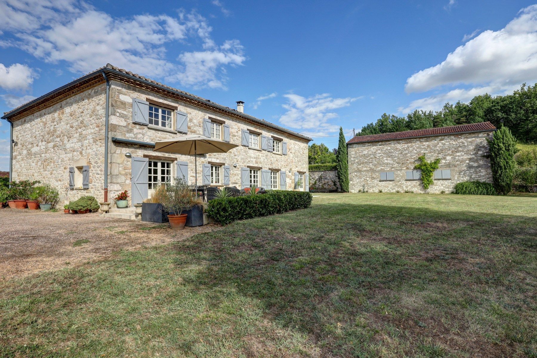 house 12 Rooms for sale on CASTELNAU DE MONTMIRAL (81140)