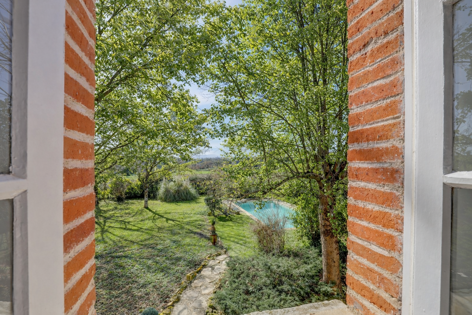 house 6 Rooms for sale on LAVAUR (81500)