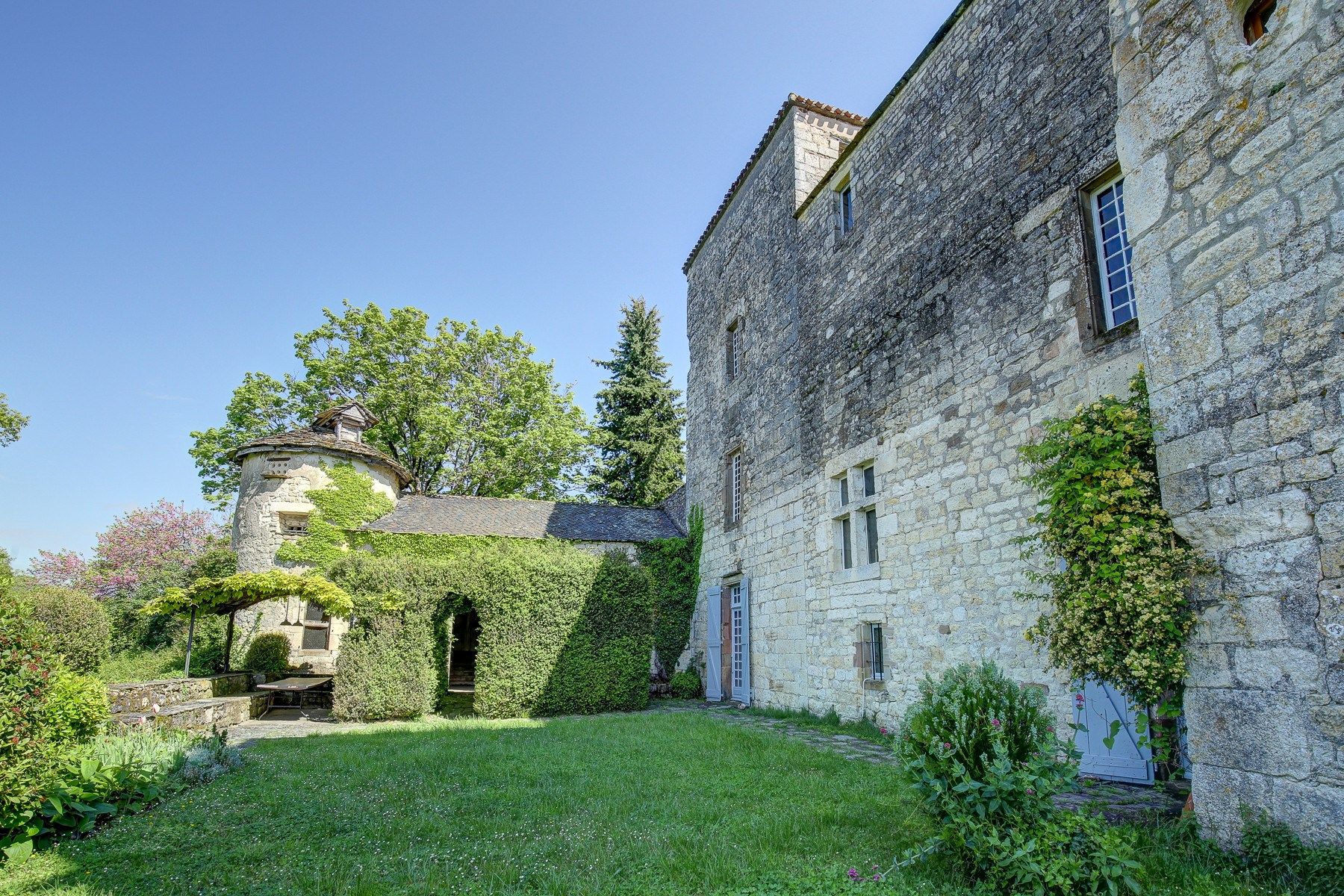 castle 12 Rooms for sale on CORDES SUR CIEL (81170)