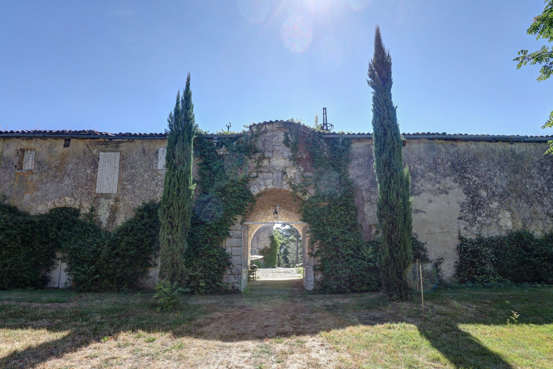 castle 30 Rooms for sale on FLEURANCE (32500)