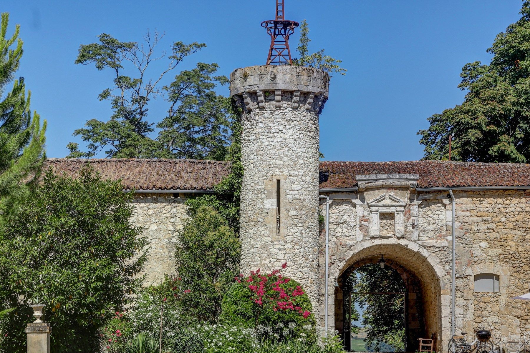 castle 30 Rooms for sale on FLEURANCE (32500)