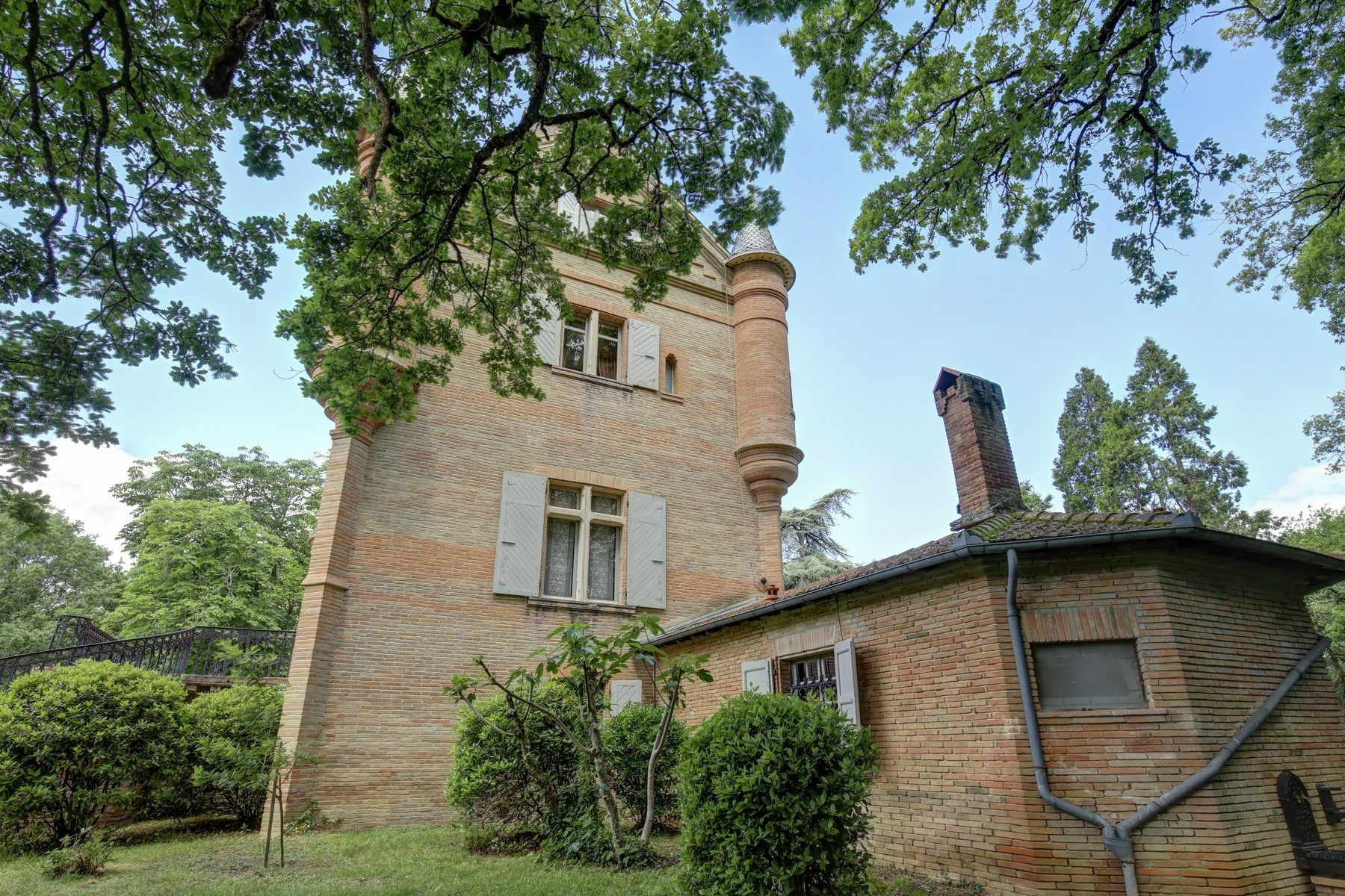 castle 8 Rooms for sale on CADOURS (31480)