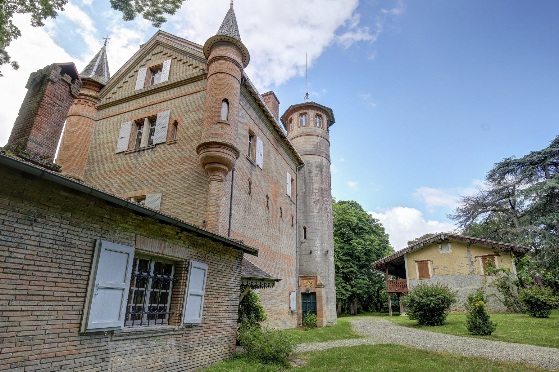 castle 8 Rooms for sale on CADOURS (31480)