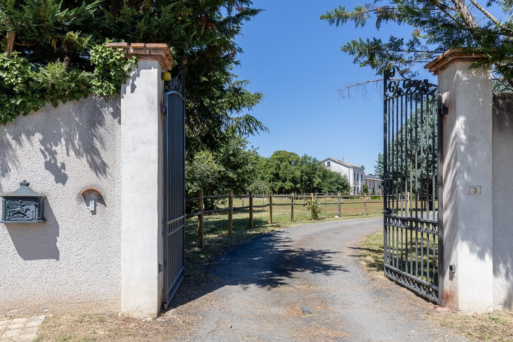 house 18 Rooms for sale on GAILLAC (81600)