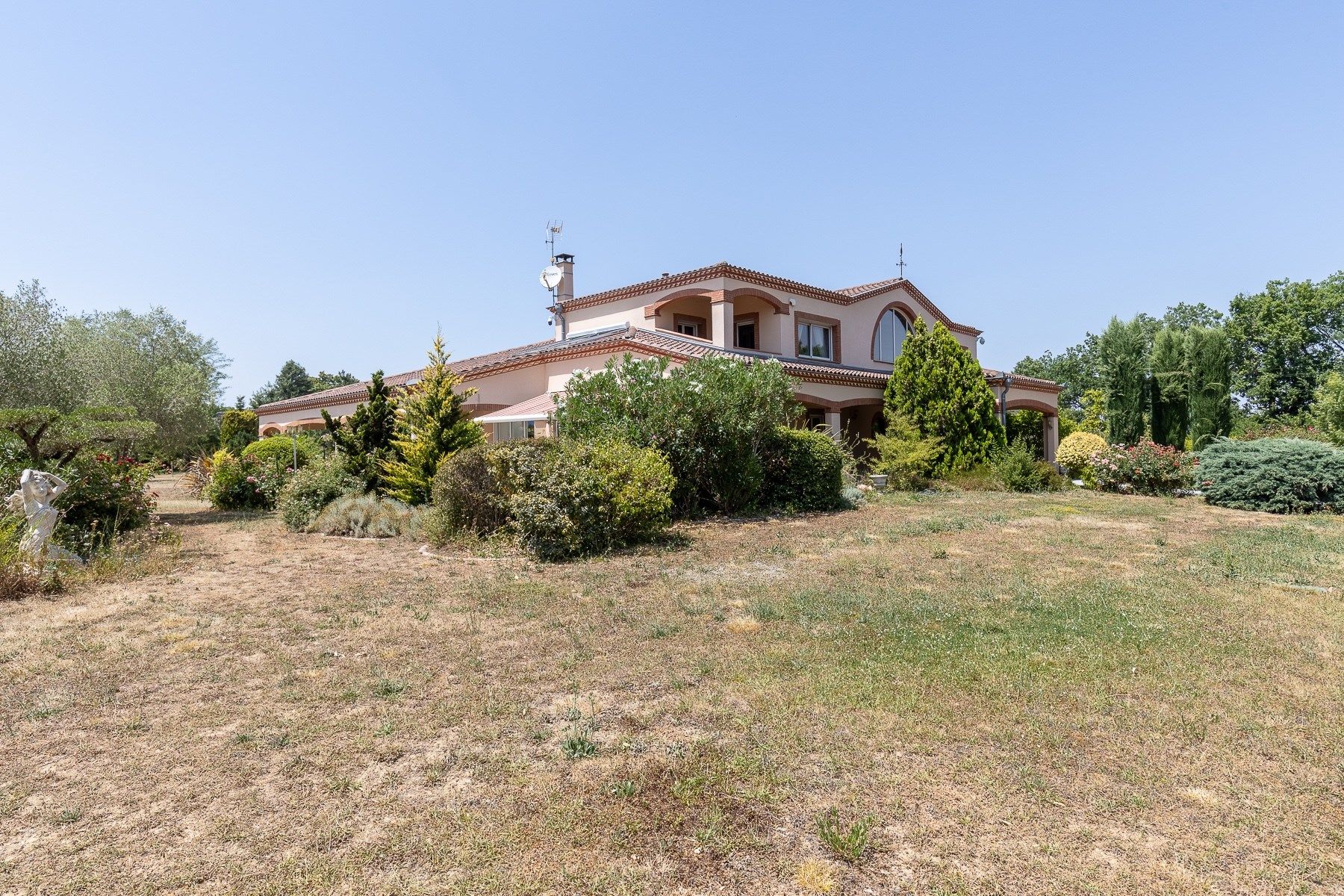 house 16 Rooms for sale on LAVAUR (81500)