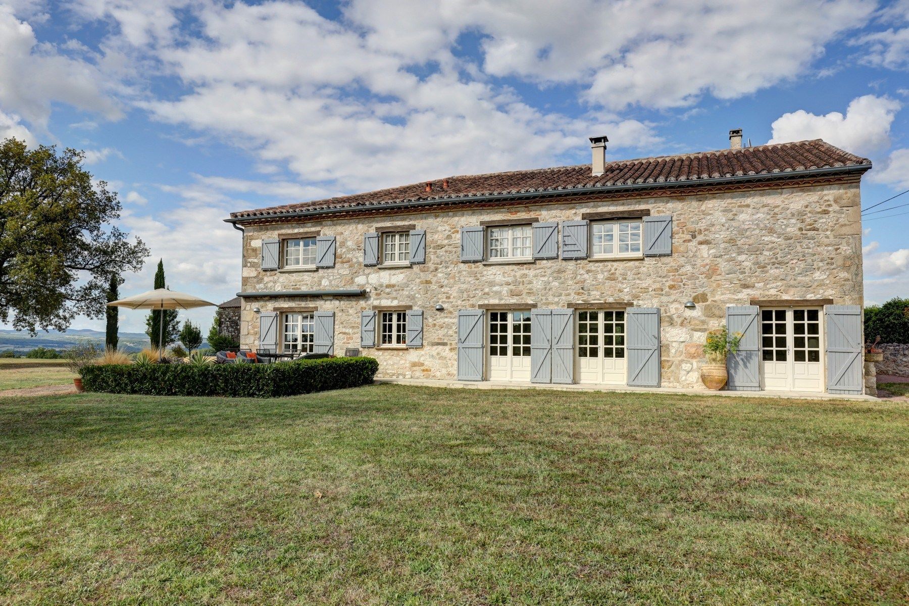 house 10 Rooms for sale on CASTELNAU DE MONTMIRAL (81140)