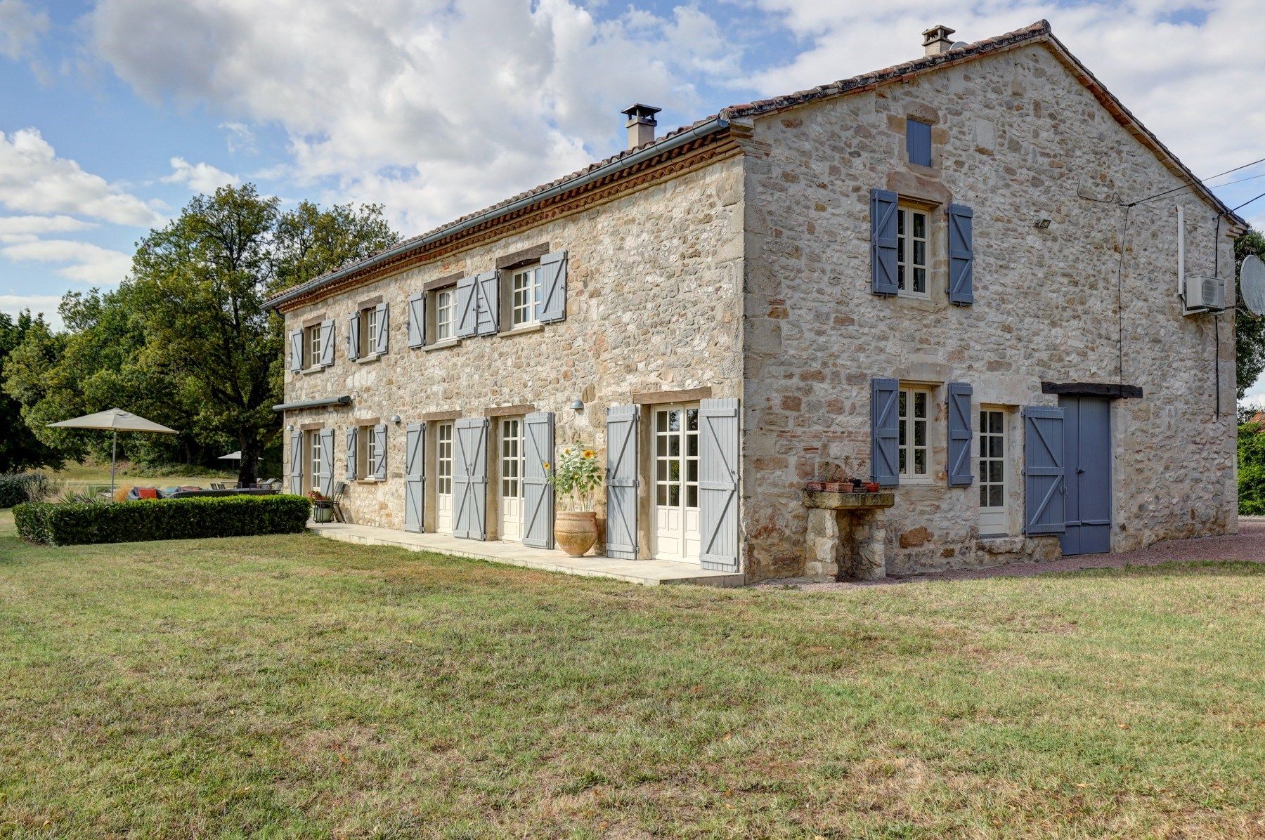 house 10 Rooms for sale on CASTELNAU DE MONTMIRAL (81140)