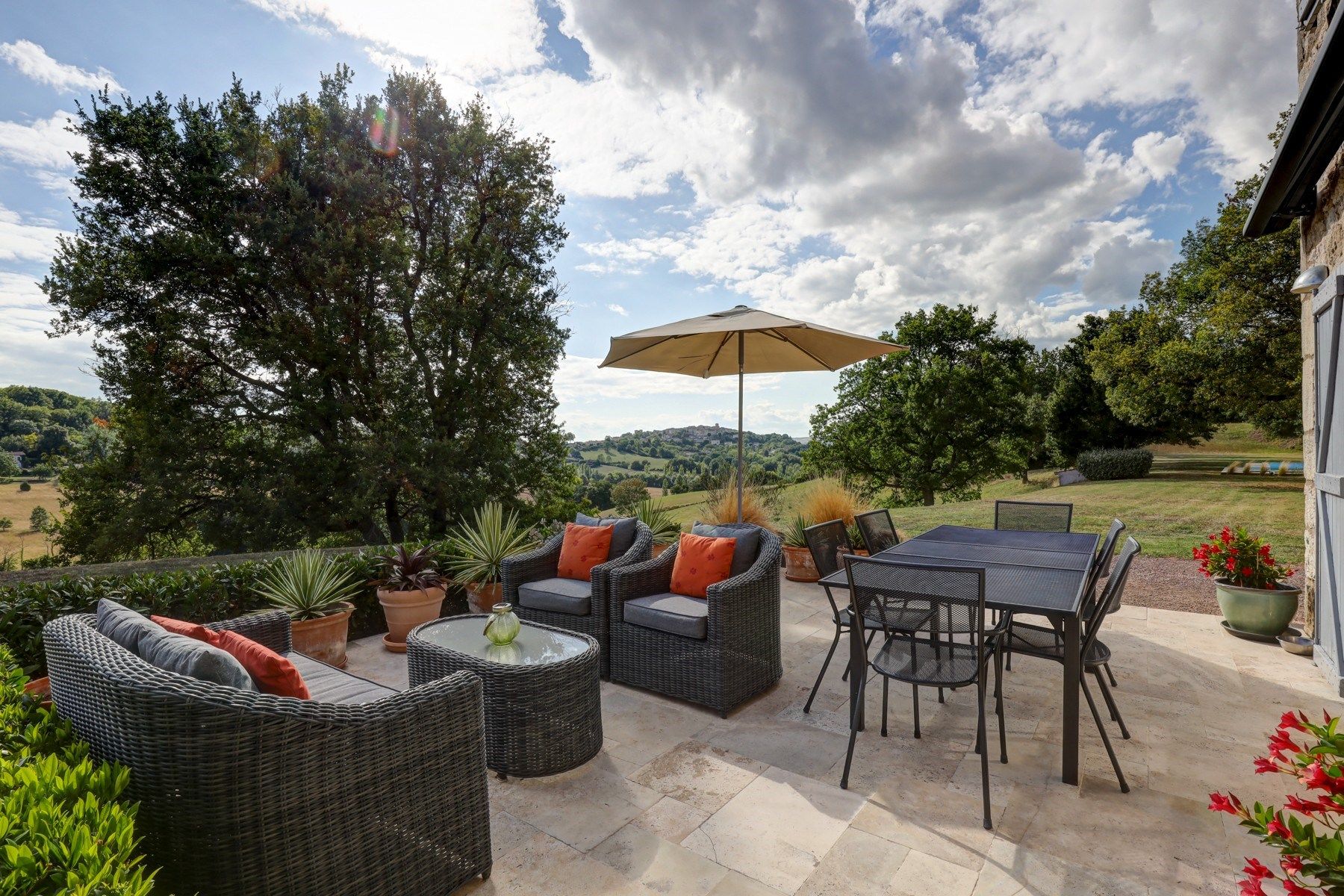 house 10 Rooms for sale on CASTELNAU DE MONTMIRAL (81140)