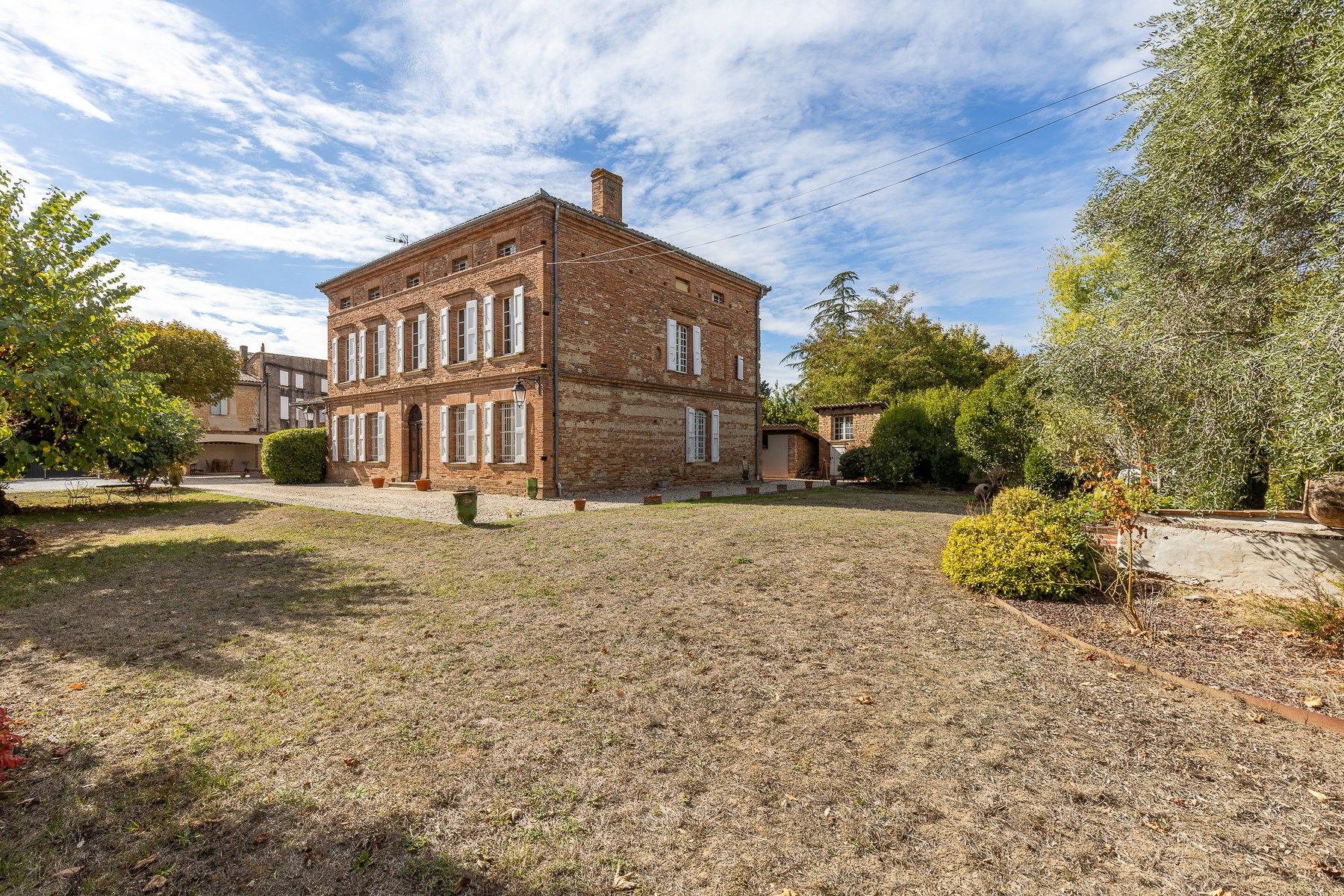 house 18 Rooms for sale on RABASTENS (81800)